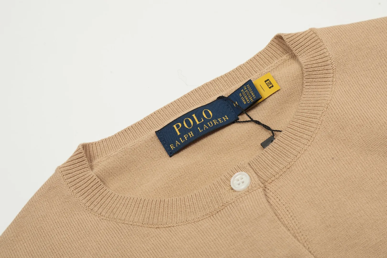 P190 Top quality" Style number: DS010# [Ralph Lauren solid color round neck basic pony embroidered logo knitted cardigan long sleeves] ✅Ralph Lauren Ralph Lauren classic basic versatile jersey cardigan long-sleeved small jacket ✅Main supplier of platform live broadcast wholesale entity ✅ZP quality 1:1 version can scan the code to enter the GF website Counter quality ✅Detailed quality is the only one in Guangzhou Imported quality cotton yarn focuses on high-end and cost-effective Needless to say good quality. ✅The version is restored to the original. Loose, comfortable and stress-free. Simple is high-end. Classic is timeless. ✅The upper body is simple and easy to match. A must-have for goddess ootd. Good-looking clothes are never picky. A must-have in the goddess’ wardrobe. Size: S-XL. Color: off-white, light blue, pink, khaki, military green, gray, navy blue, black, Chinese red, mint green.
